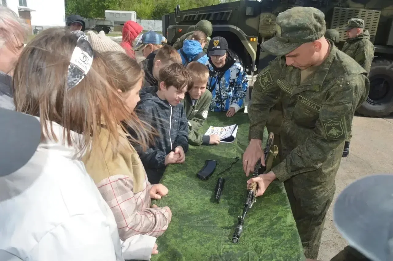В рамках мероприятий, посвященных Дню Победы ученики 5в класса нашего лицея посетили войсковую часть