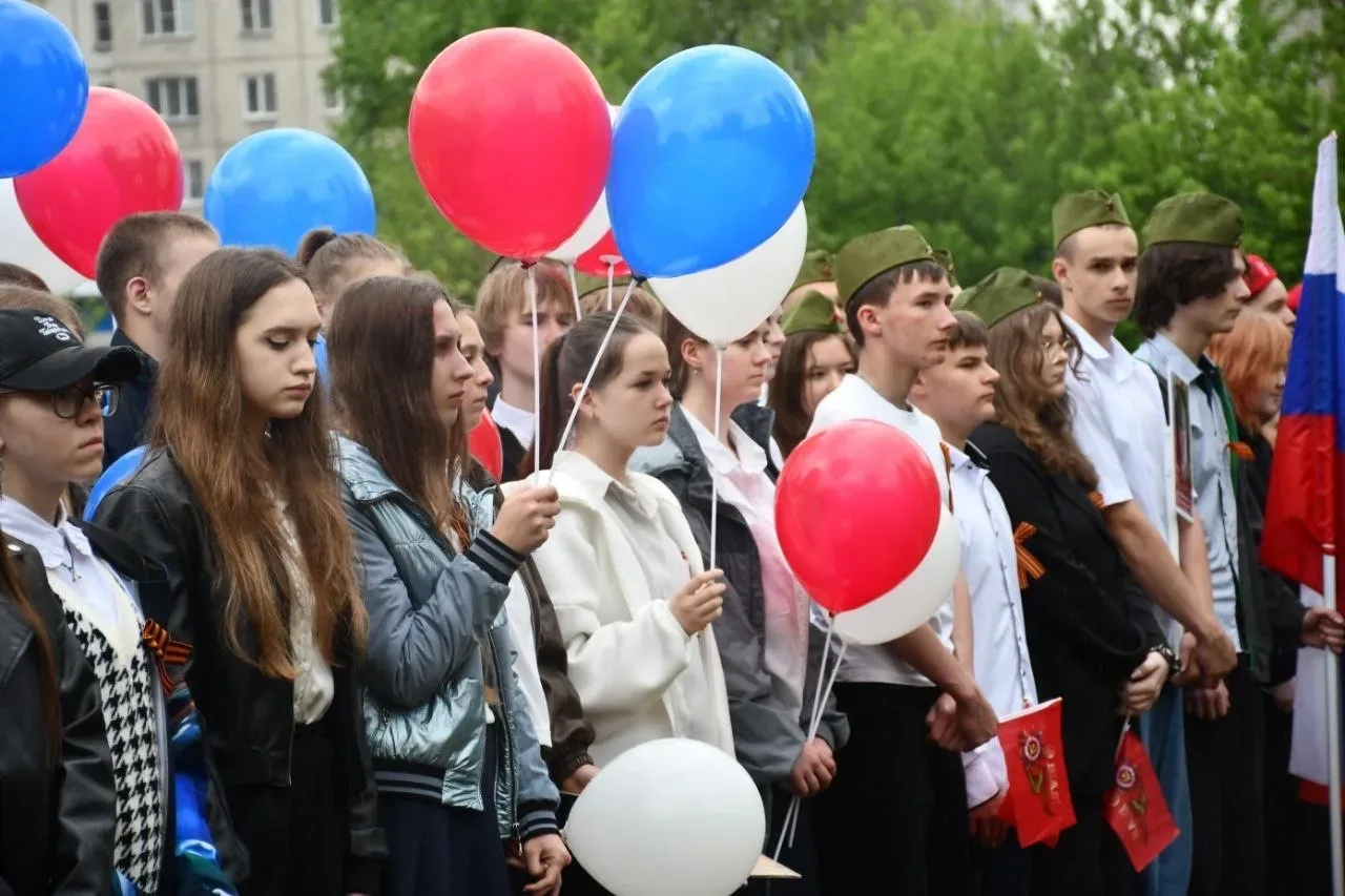 🕊️ Сегодня в нашем лицее прошло шествие Бессмертного полка, в котором приняли участие все лицеисты -