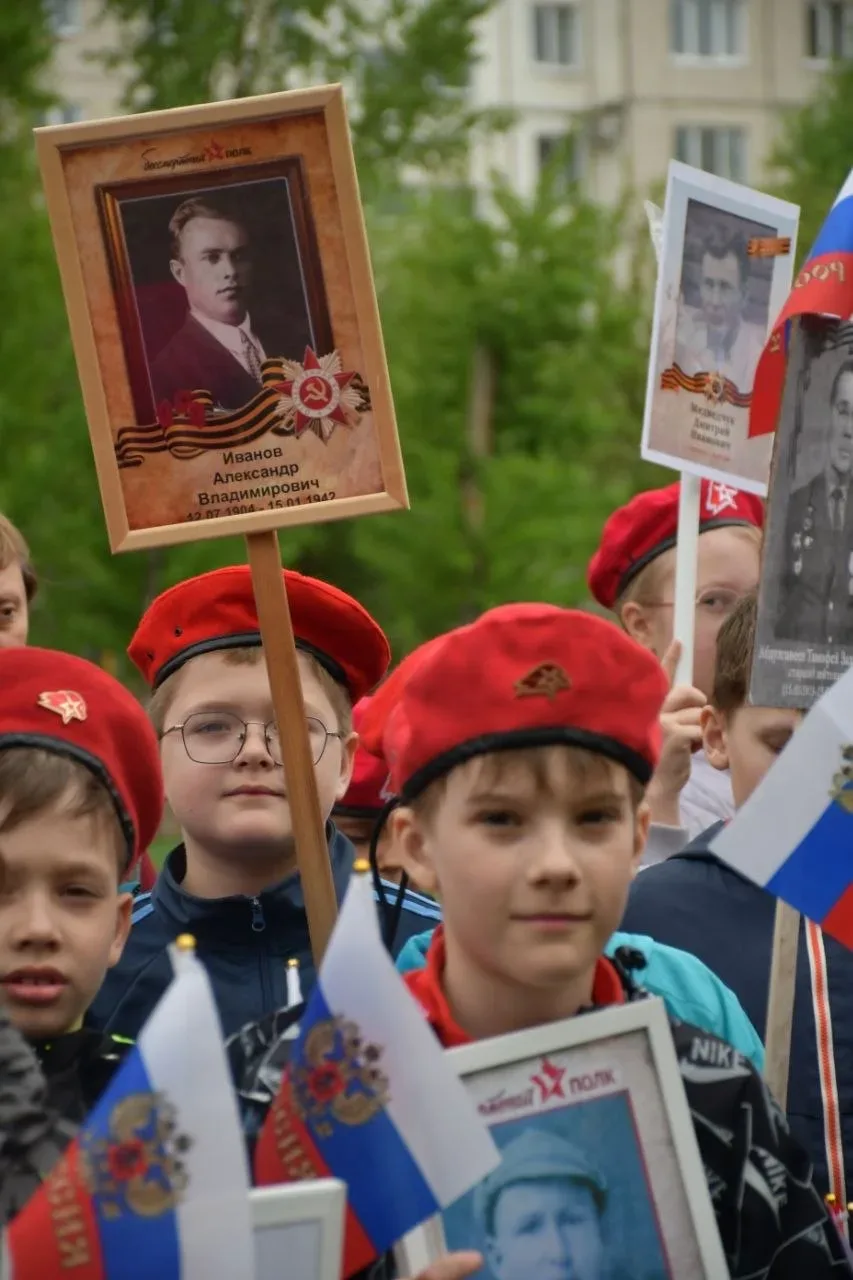 🕊️ Сегодня в нашем лицее прошло шествие Бессмертного полка, в котором приняли участие все лицеисты -