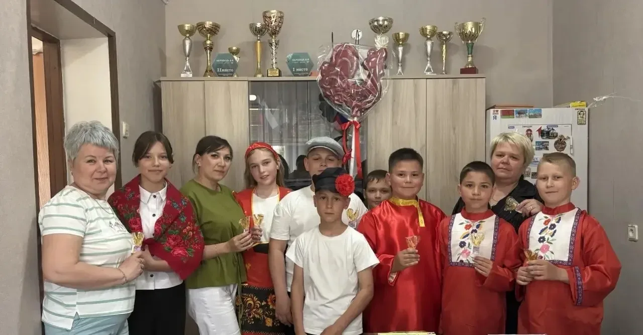 🇷🇺"В дружбе народов - сила России" 🇷🇺 Учащиеся 4 «в» класса открыли русскую неделю. В первый день ст