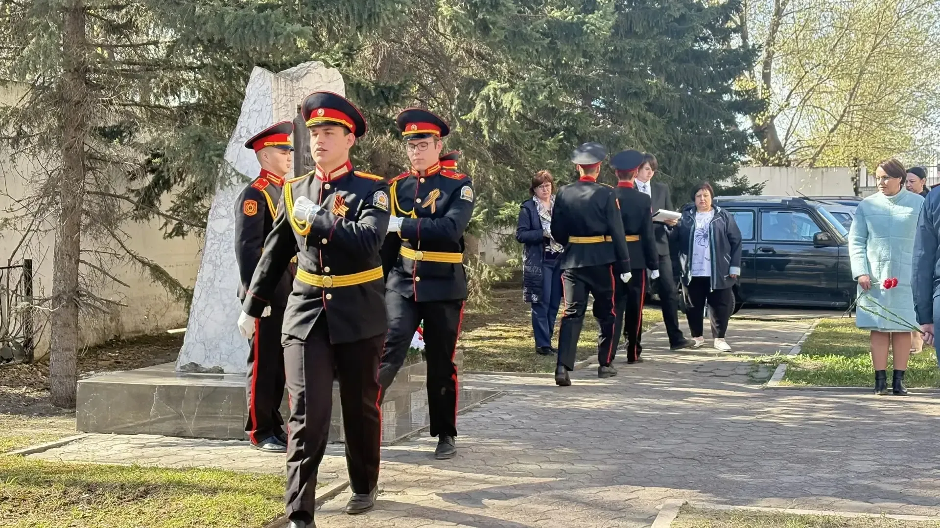 Юные пожарные почтили память героев.  30 апреля в России отмечается День пожарной охраны. В преддвер