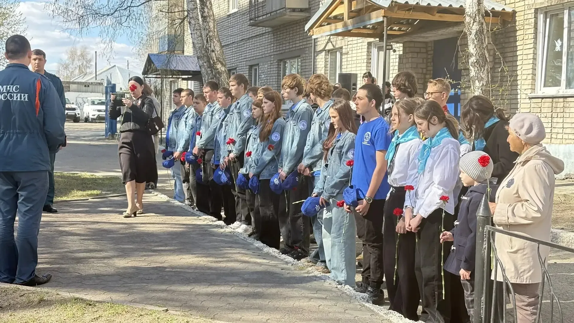 Юные пожарные почтили память героев.  30 апреля в России отмечается День пожарной охраны. В преддвер