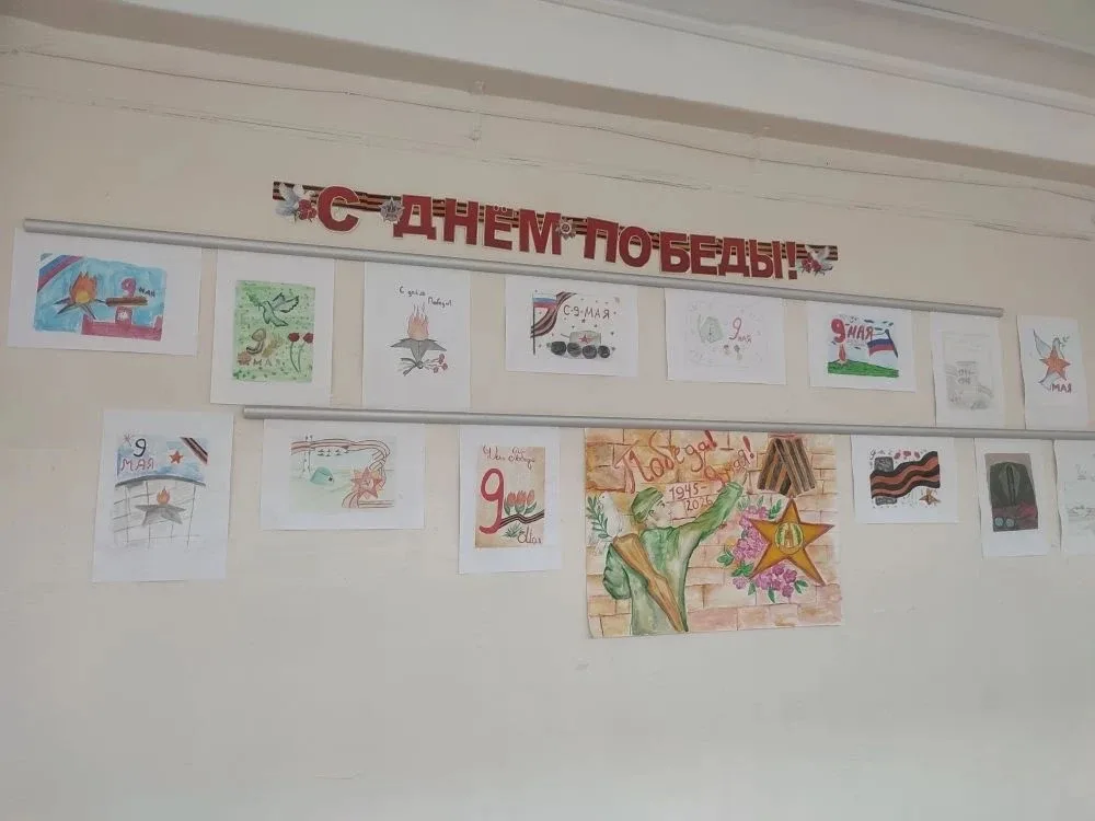 «Творчество в честь Победы: на втором и третьем этажах школы №114 открылась выставка» На втором и тр