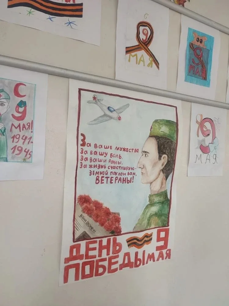 «Творчество в честь Победы: на втором и третьем этажах школы №114 открылась выставка» На втором и тр