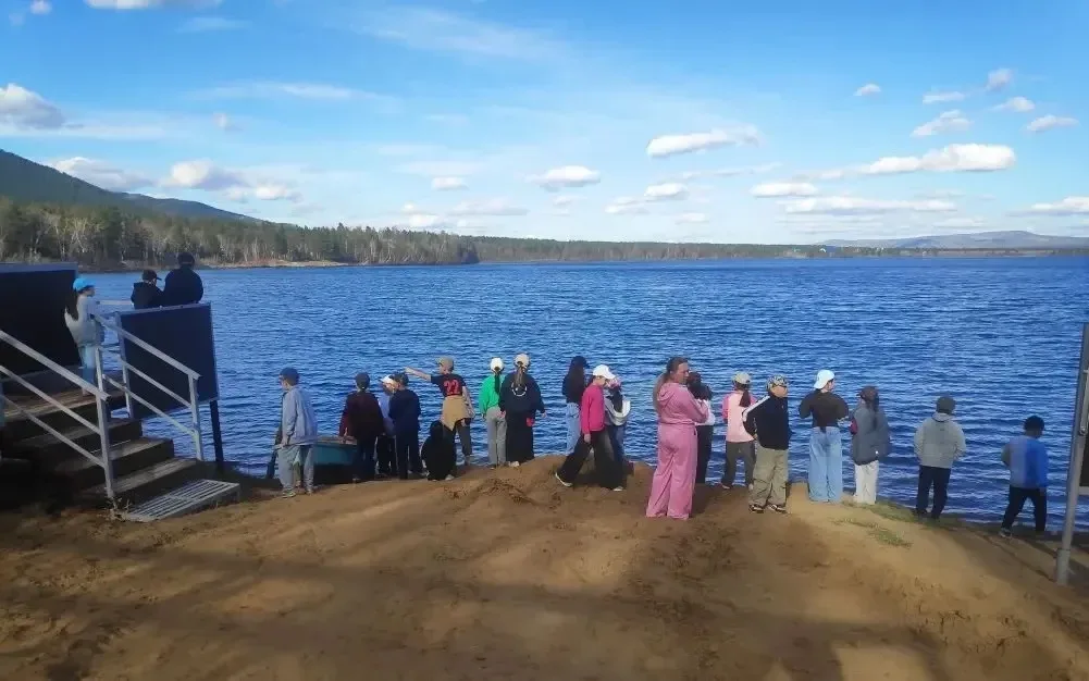 🌳✨ 3 «Б» отправился в лагерь «Родник» — приключения начинаются! ✨🌅  Наши замечательные ученики вмест