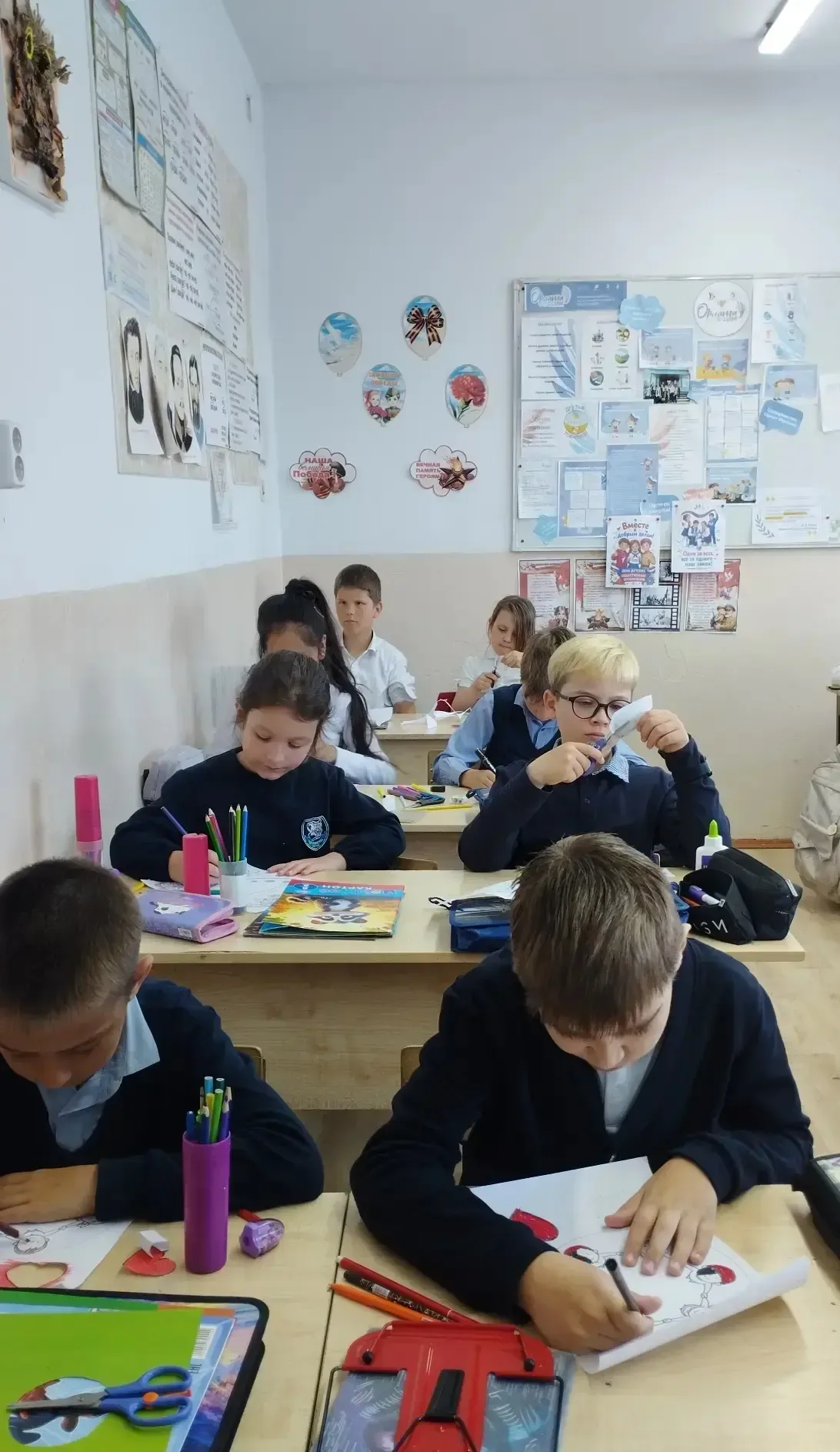 🎨 Наши ученики начальной школы — настоящие творцы! В честь Дня детских общественных организаций Росс