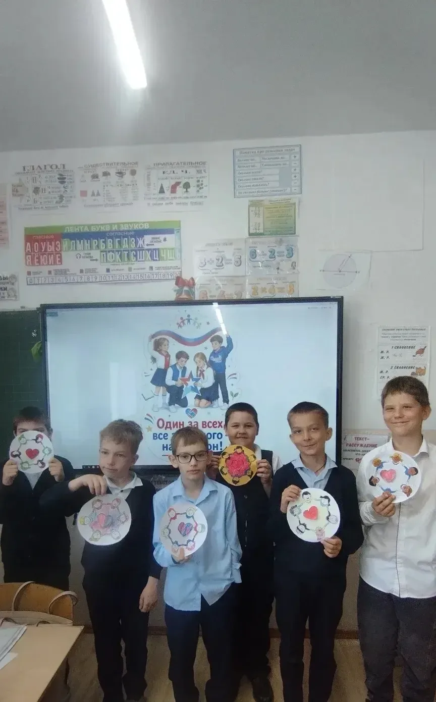 🎨 Наши ученики начальной школы — настоящие творцы! В честь Дня детских общественных организаций Росс