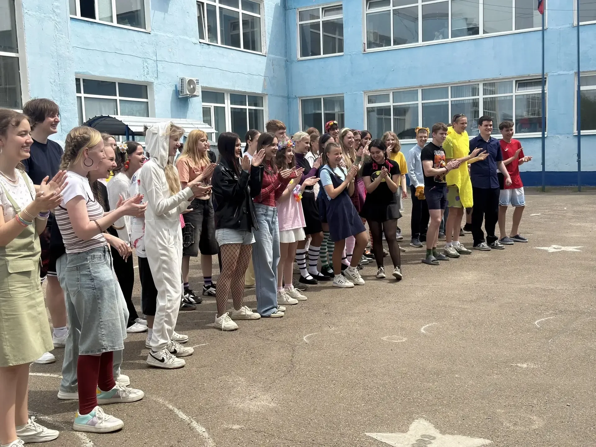 🔔 Детство, прощай! В нашей школе ярко завершается учебный год для одиннадцатиклассников  Вот и подхо