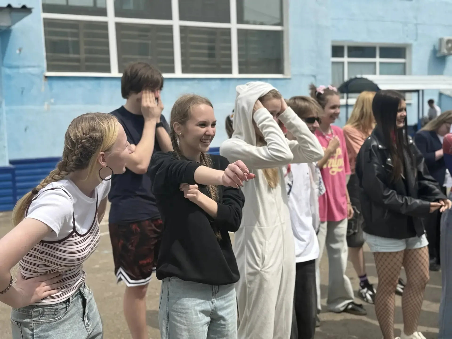 🔔 Детство, прощай! В нашей школе ярко завершается учебный год для одиннадцатиклассников  Вот и подхо