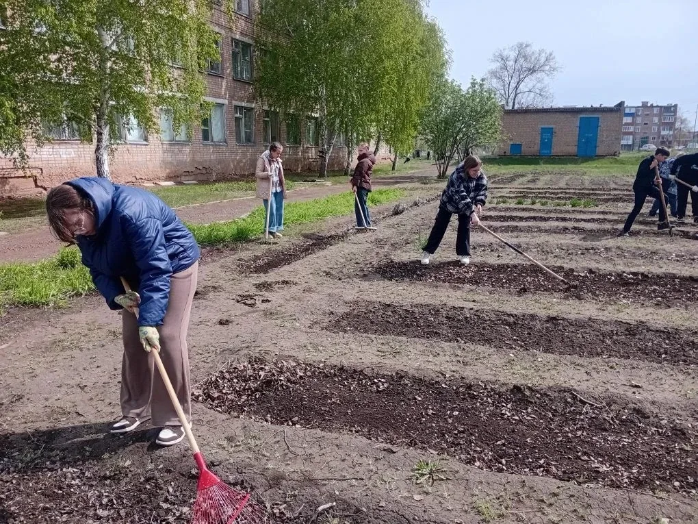 🌱 Цветущий школьный двор: работаем вместе!  Ученики нашей школы облагораживают пришкольную территори