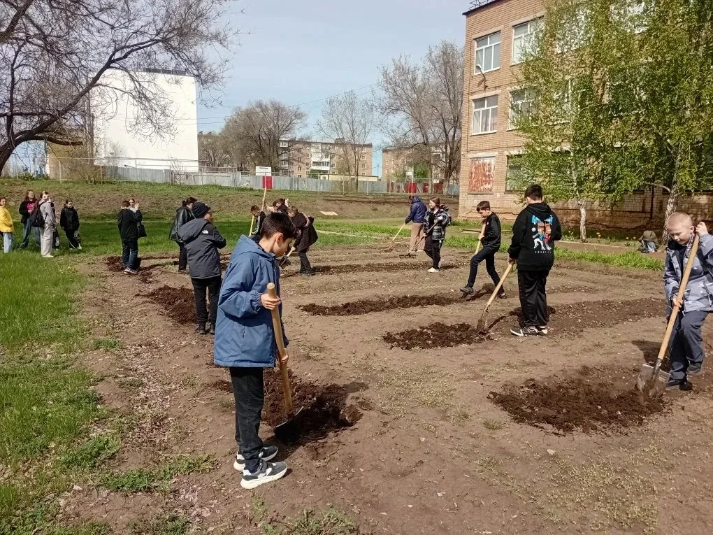 🌱 Цветущий школьный двор: работаем вместе!  Ученики нашей школы облагораживают пришкольную территори