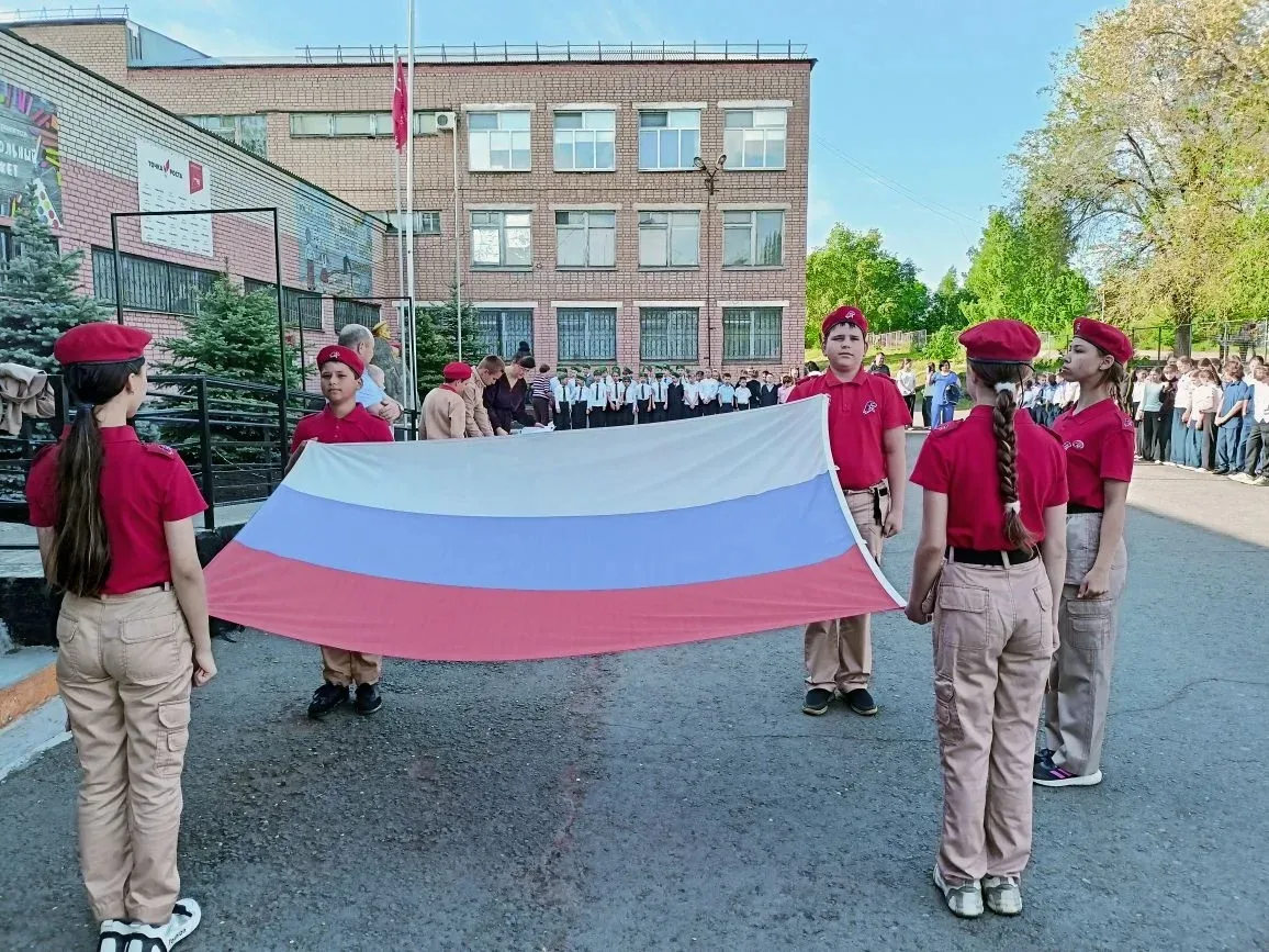 Сегодня в нашей школе состоялась торжественная линейка, посвященная поднятию Государственного флага 