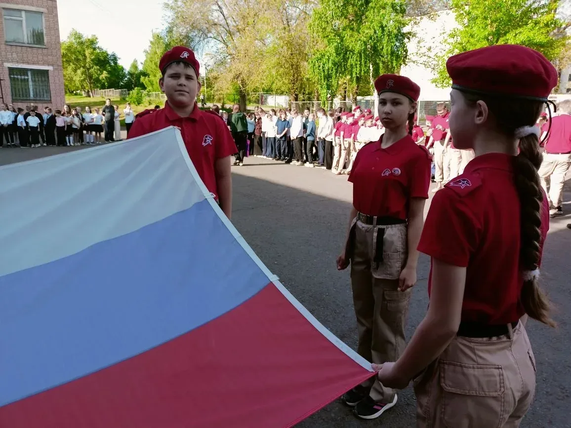 Сегодня в нашей школе состоялась торжественная линейка, посвященная поднятию Государственного флага 