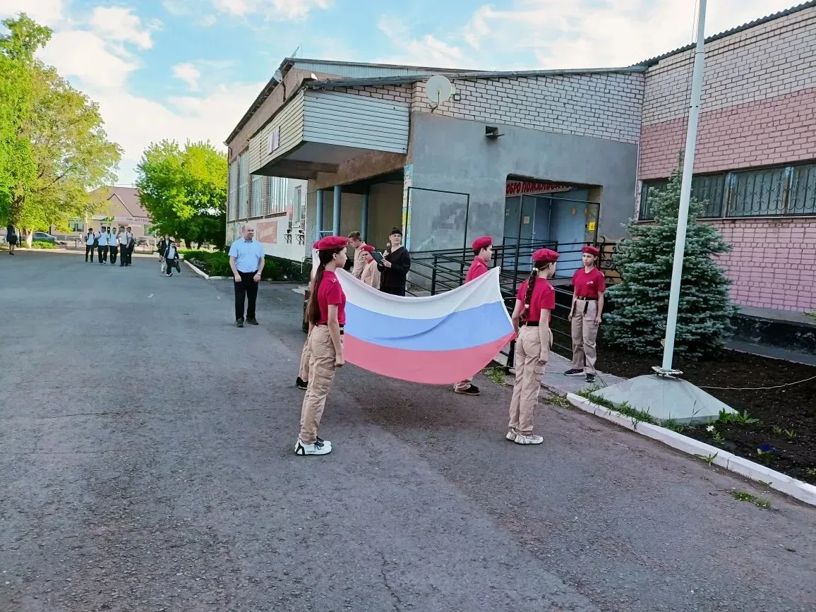 Сегодня в нашей школе состоялась торжественная линейка, посвященная поднятию Государственного флага 