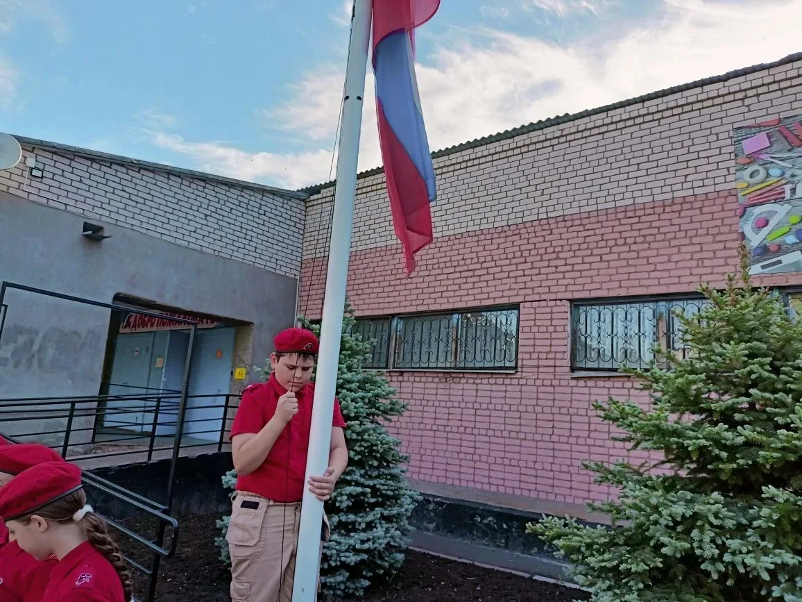 Сегодня в нашей школе состоялась торжественная линейка, посвященная поднятию Государственного флага 