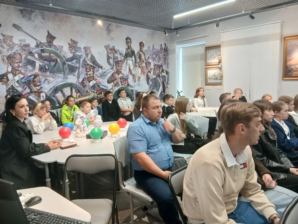 В Станично-Луганском музее школьникам рассказали о поисковой работе и сохранении истории  Сегодня в 