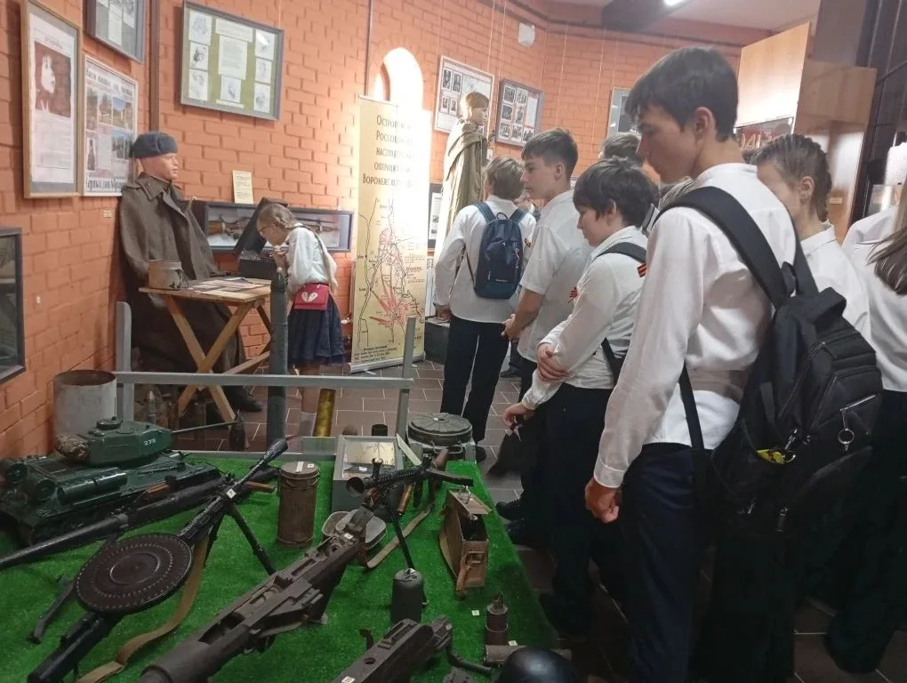 Вчера наши семиклассники побывали на увлекательном музейном уроке, посвящённом Лискинской земле в го