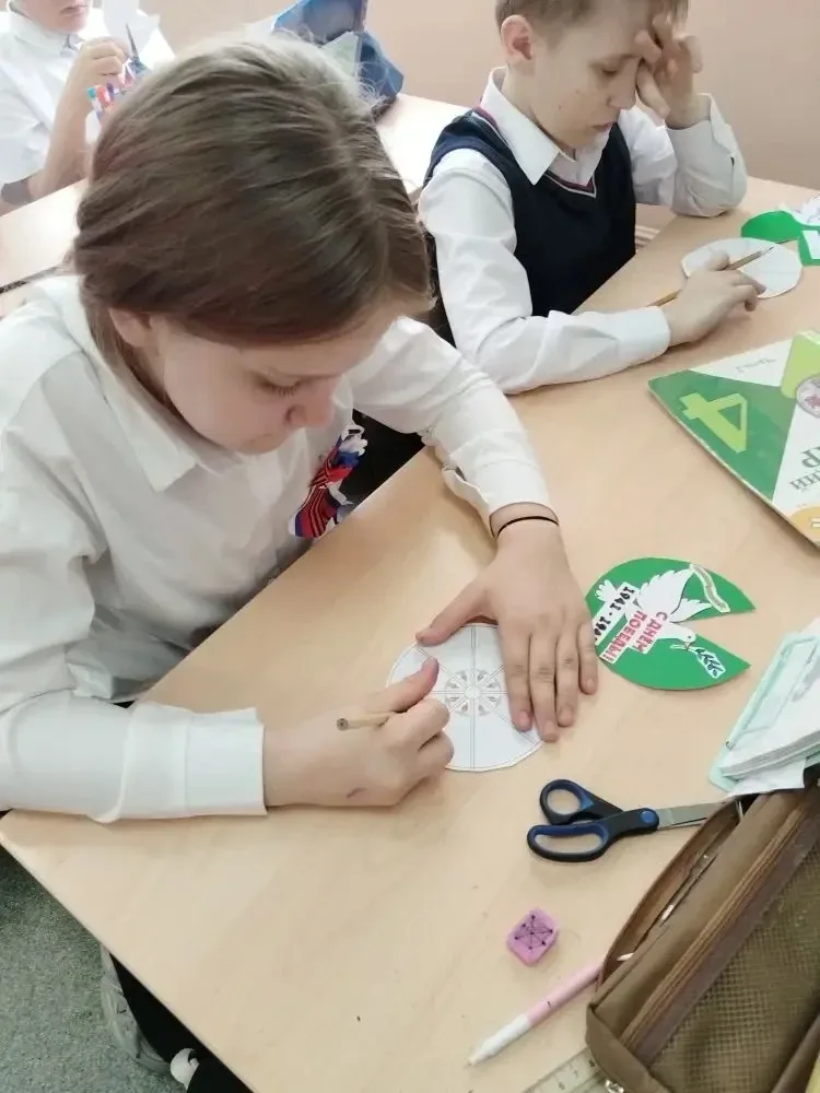«Никто не забыт. Ничто не забыто» 🕊️  8 мая в нашем 4 «Б» классе прошёл важный и трогательный урок п