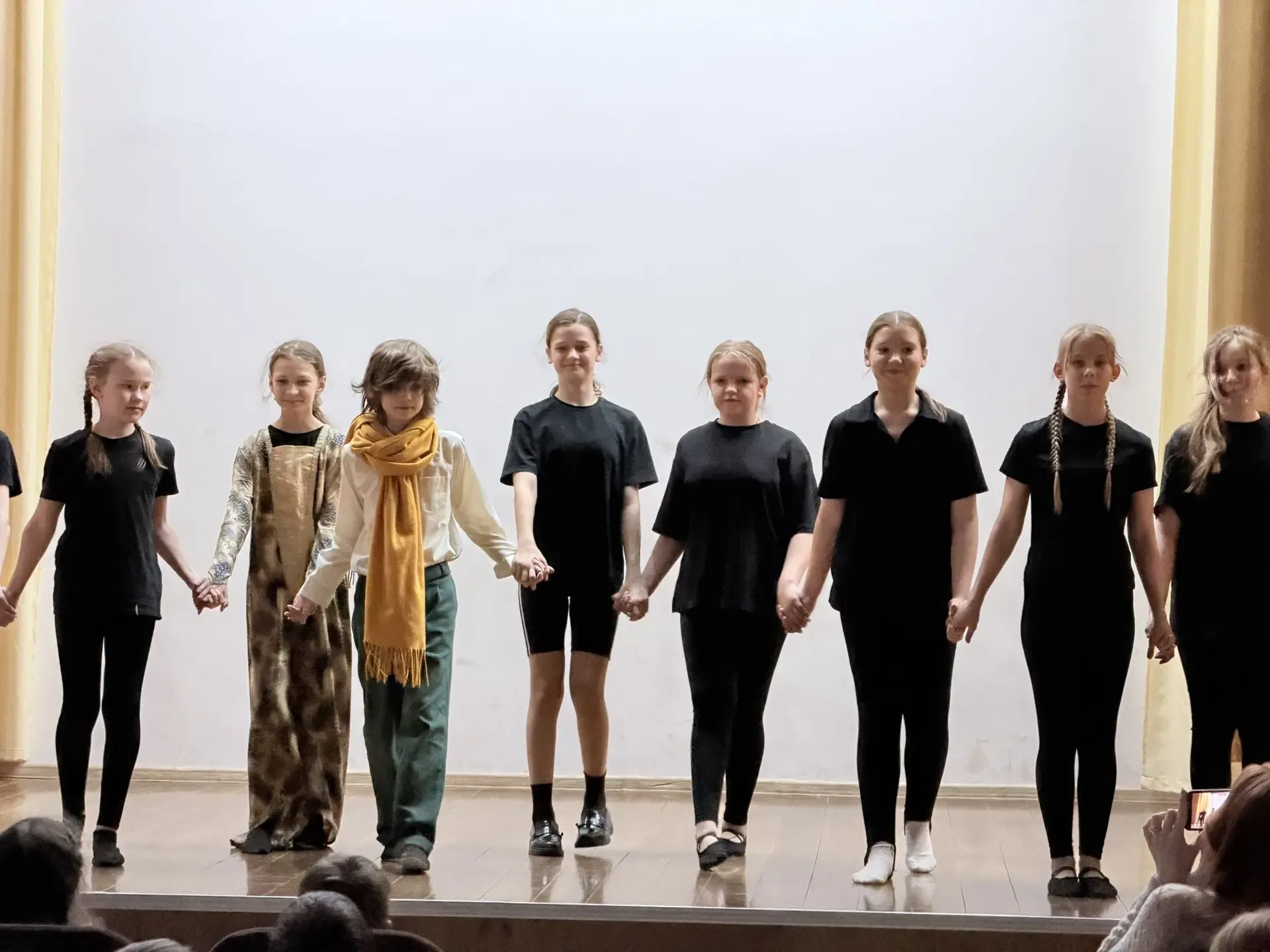 Магия театра: премьера «Миленького принца» в ART-Studio ✨  Сегодня в нашем лицее случилось настоящее