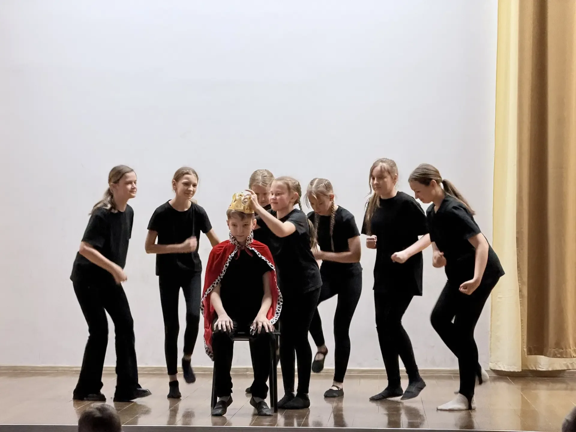 Магия театра: премьера «Миленького принца» в ART-Studio ✨  Сегодня в нашем лицее случилось настоящее