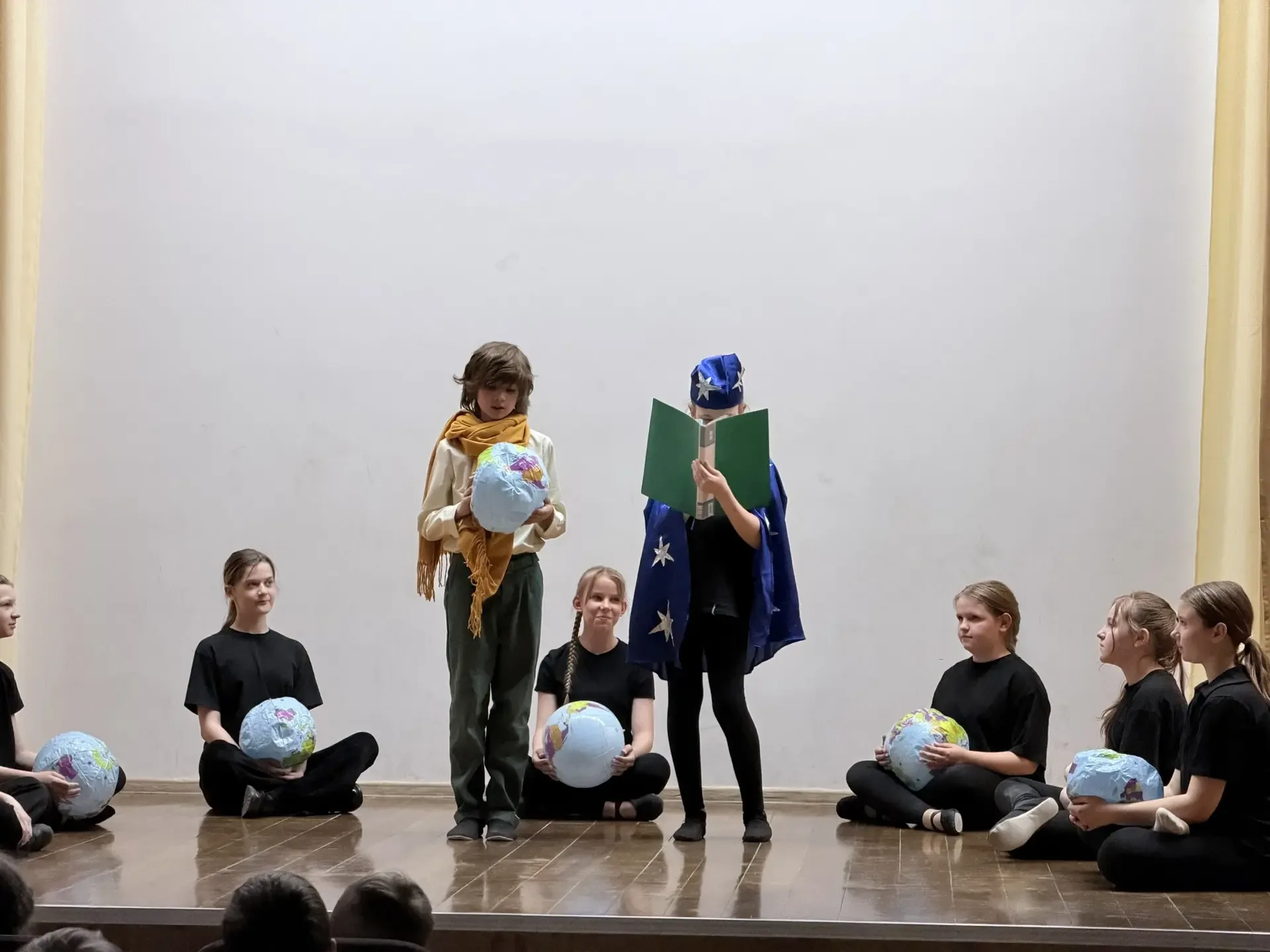 Магия театра: премьера «Миленького принца» в ART-Studio ✨  Сегодня в нашем лицее случилось настоящее