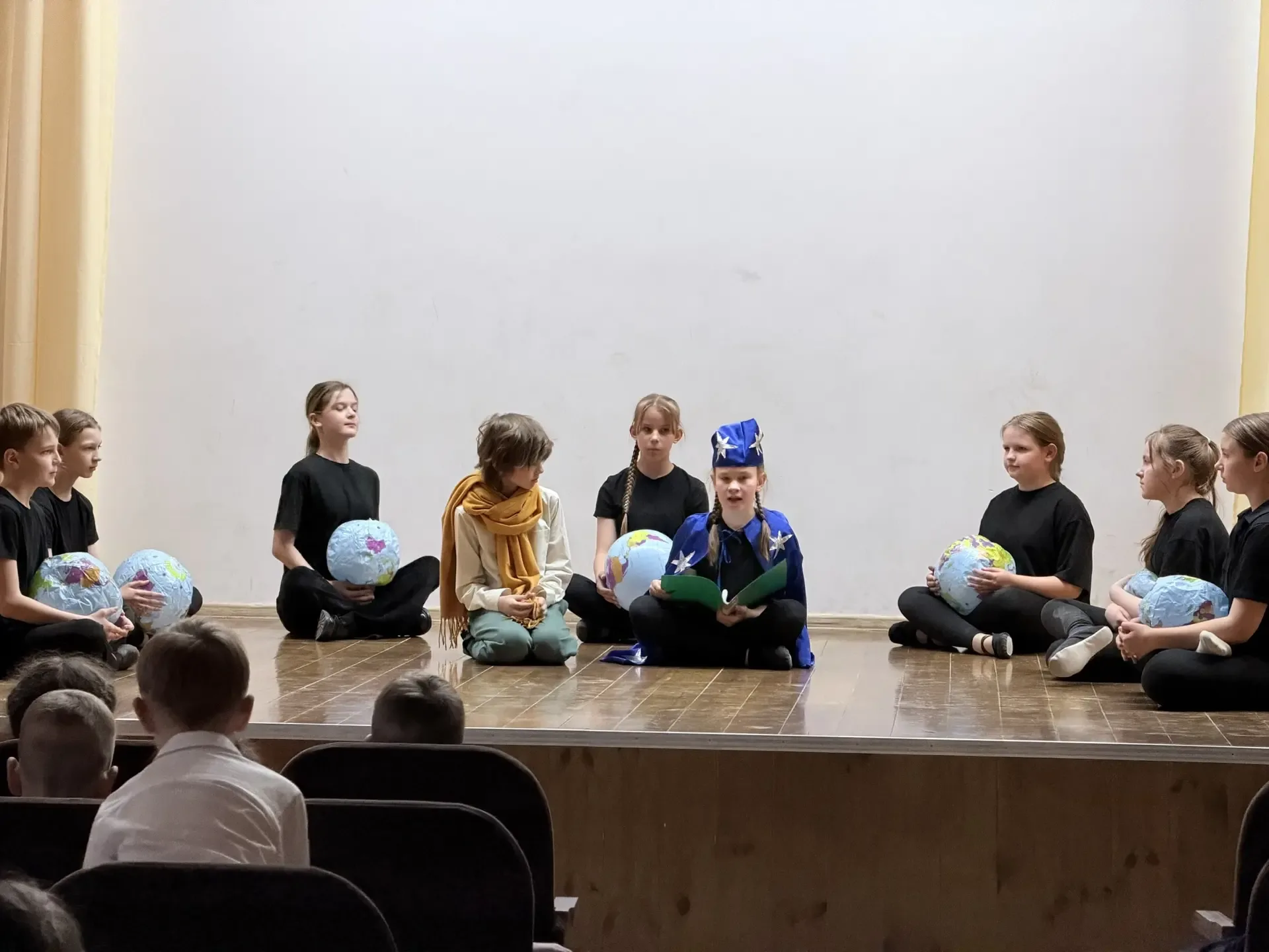 Магия театра: премьера «Миленького принца» в ART-Studio ✨  Сегодня в нашем лицее случилось настоящее