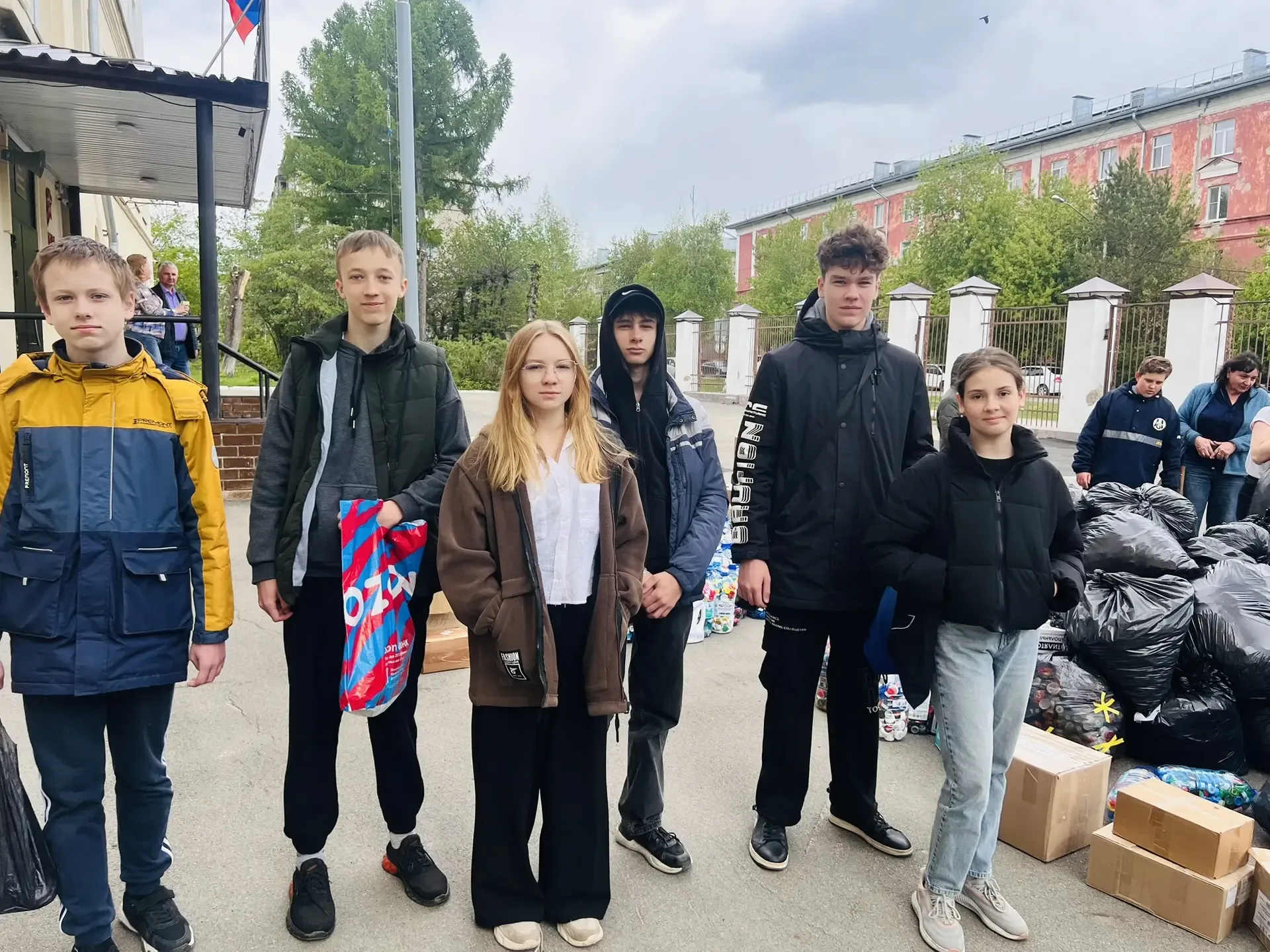 ♻️ Команда нашего лицея на конкурсе «Крышки енота»!  Сегодня выдался продуктивный денек. Наша дружна