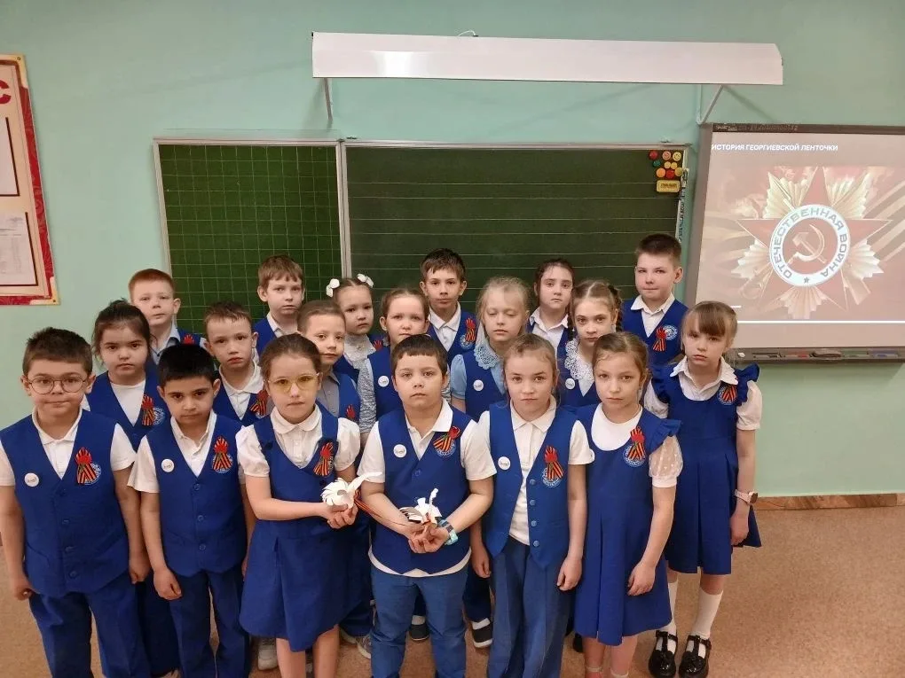 ⭐️ В единстве — наша память! 🇷🇺 Вся школа объединилась в преддверии 9 Мая! 1Б, 1В, 4В и 10А классы т