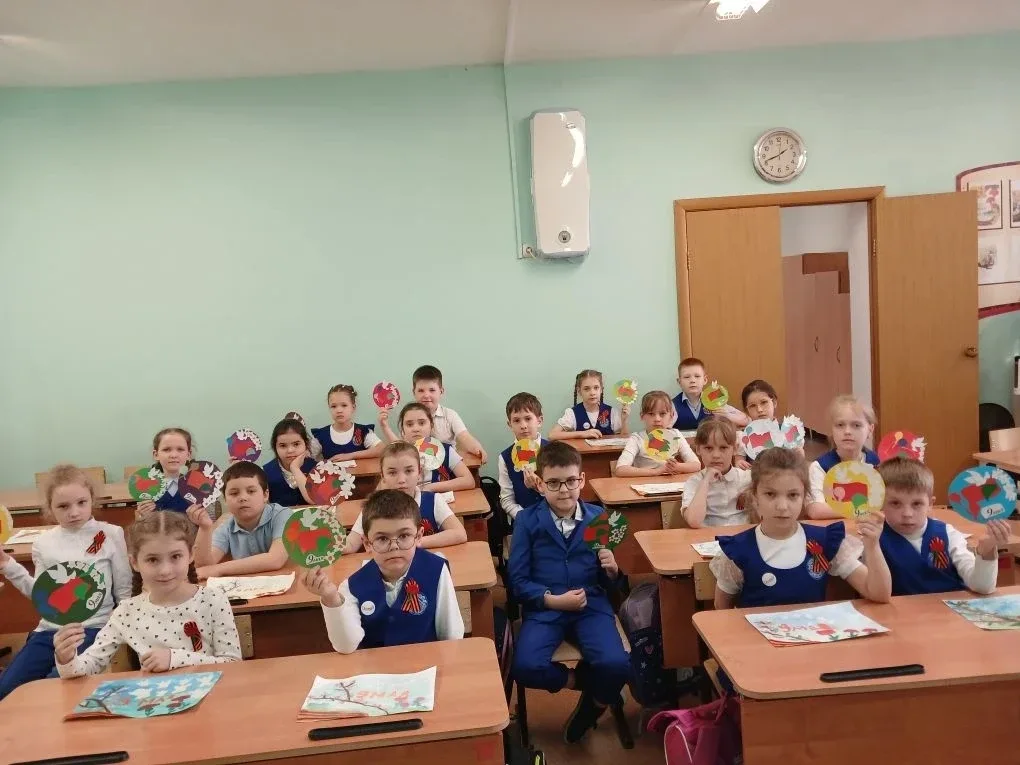 ⭐️ В единстве — наша память! 🇷🇺 Вся школа объединилась в преддверии 9 Мая! 1Б, 1В, 4В и 10А классы т