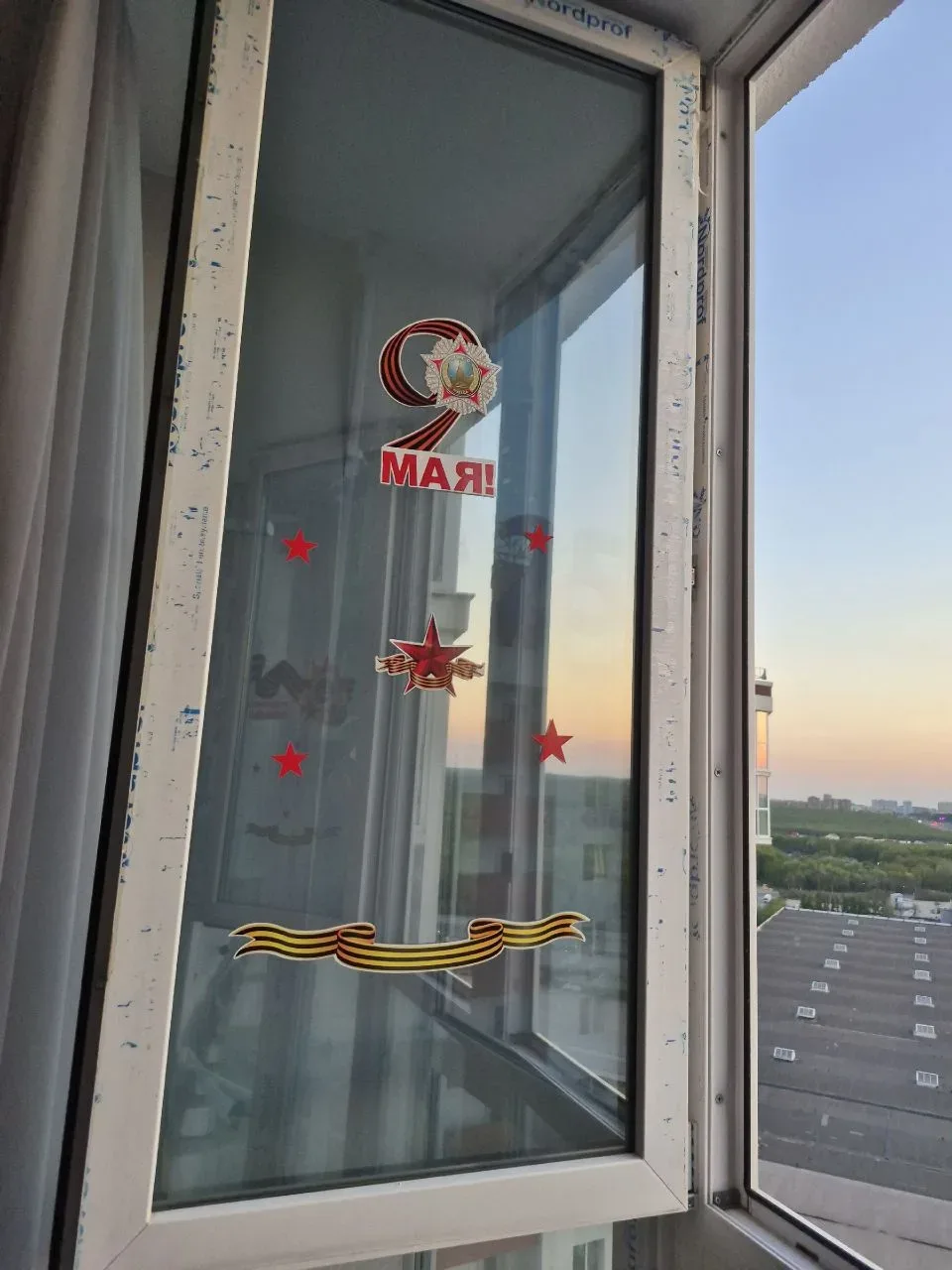 ⭐️ В единстве — наша память! 🇷🇺 Вся школа объединилась в преддверии 9 Мая! 1Б, 1В, 4В и 10А классы т