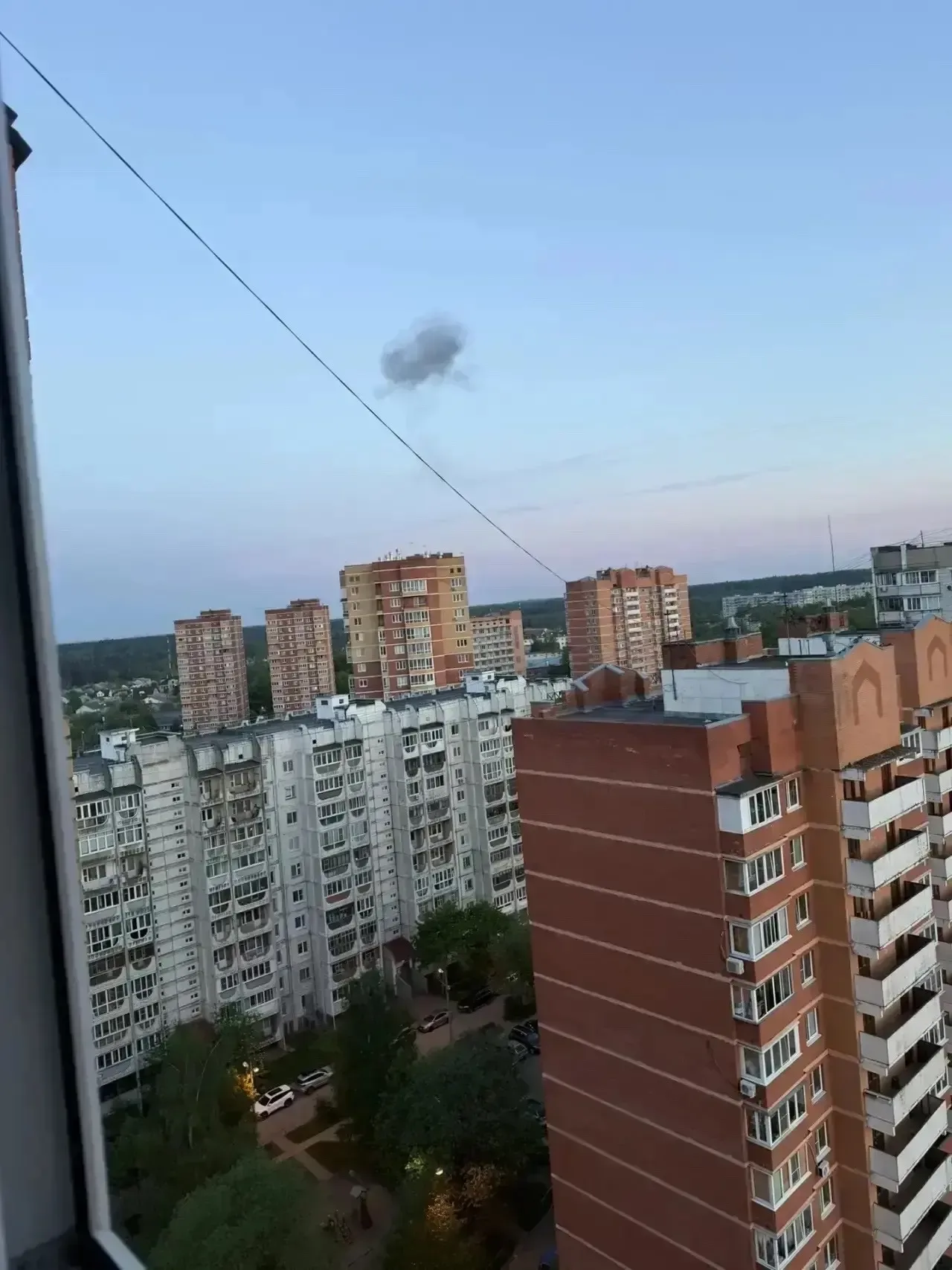В Лобне также пострадал многоквартирный дом.  НЕ ЗАБУДЬ ПОДПИСАТЬСЯ ⤵️