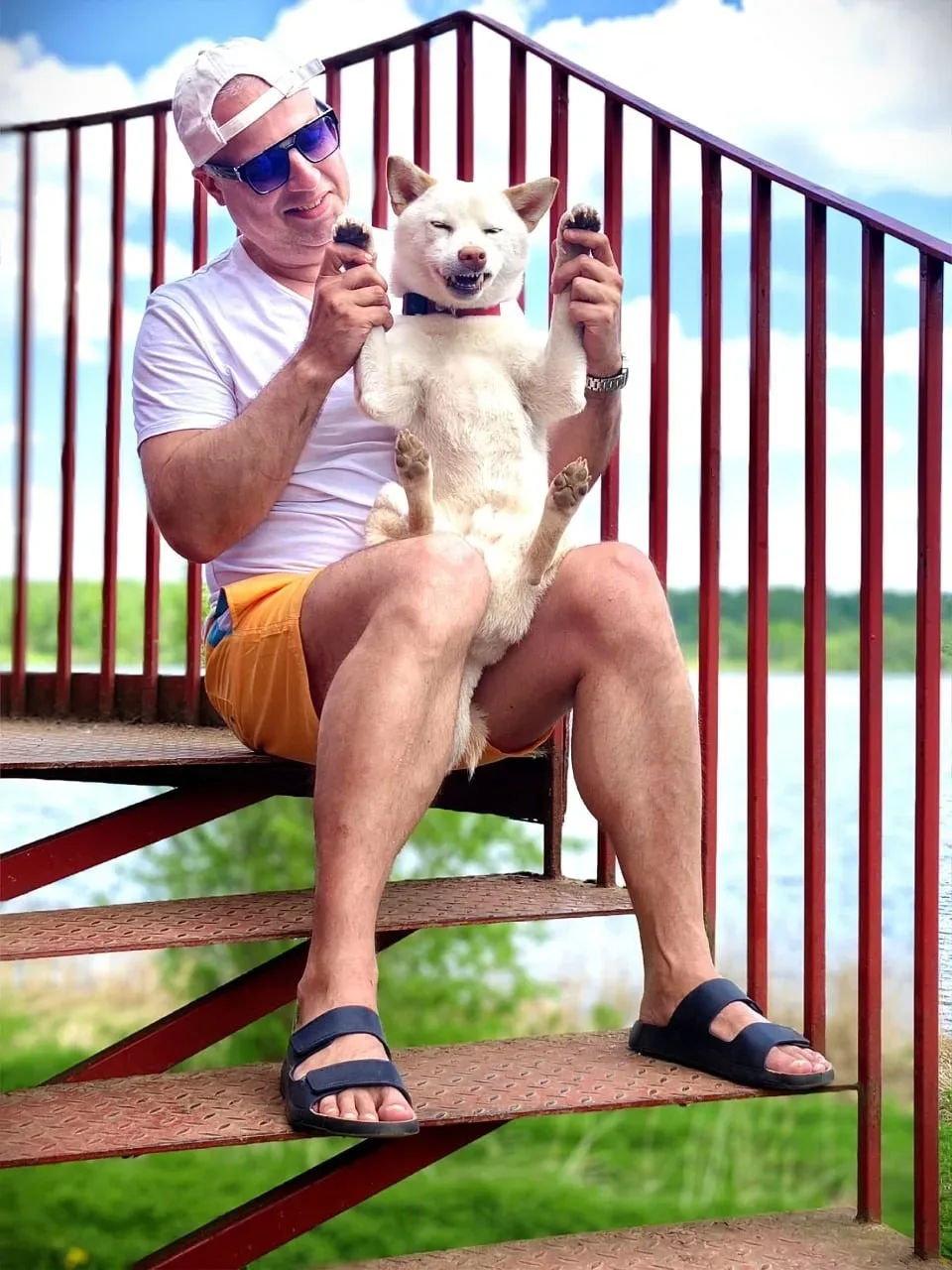 Вот такие путешественники по нашему округу гуляют🐕   Пёс Цезарь отметился на разных локациях озера. 