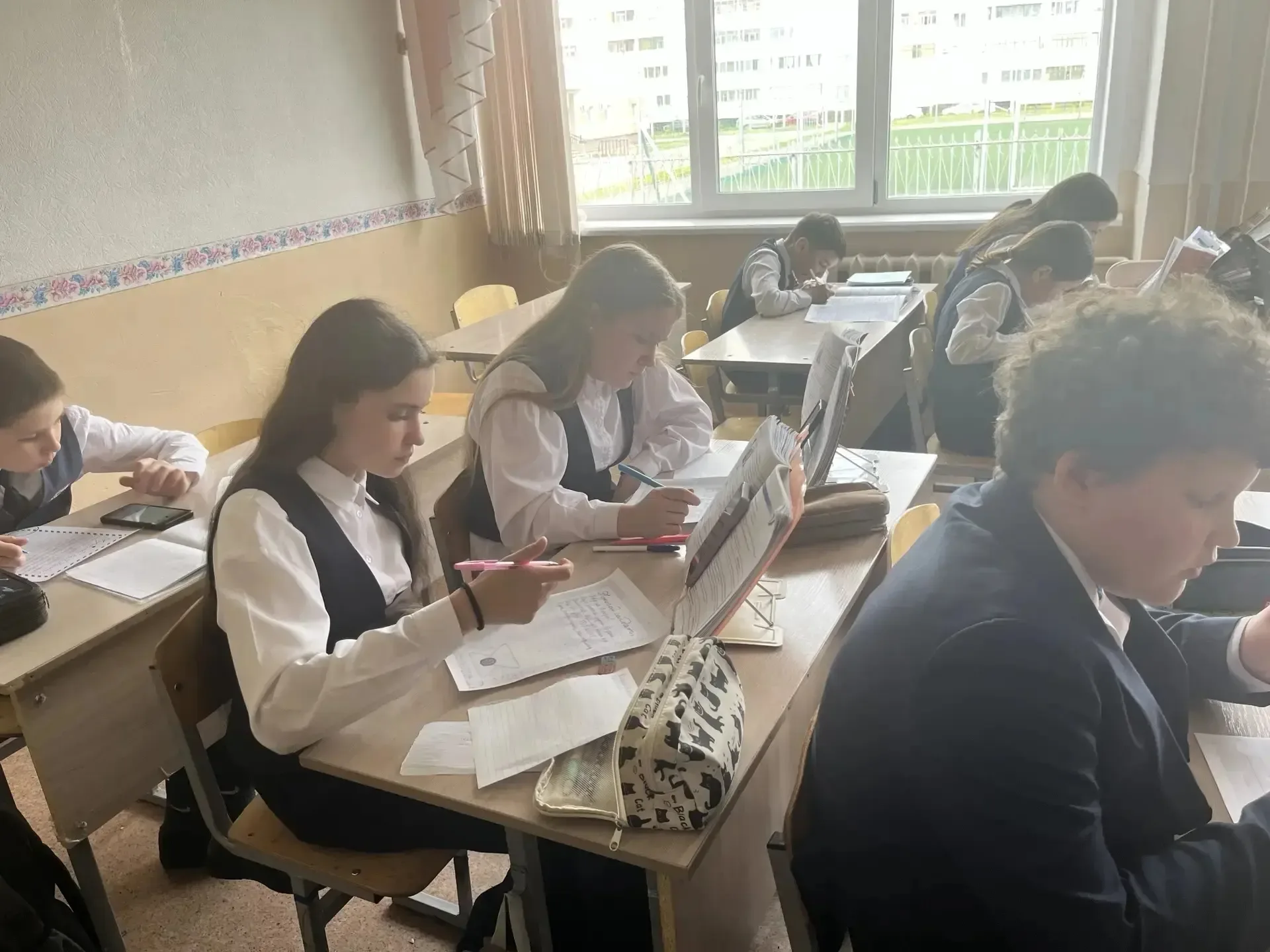 «Синяя» мастерская: пятиклассники написали письма поддержки бойцам СВО на родном языке  В рамках рег