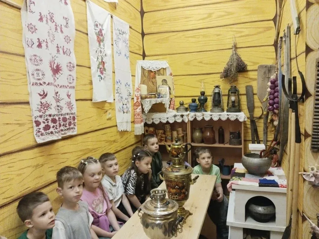 История оживает: наши ребята в музее «Горница»  🏘️12 мая ребята группы "Нескучайки" совершили увлека