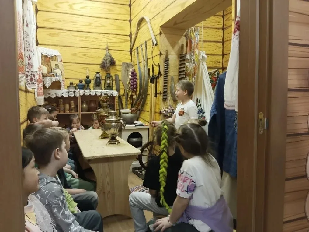 История оживает: наши ребята в музее «Горница»  🏘️12 мая ребята группы "Нескучайки" совершили увлека