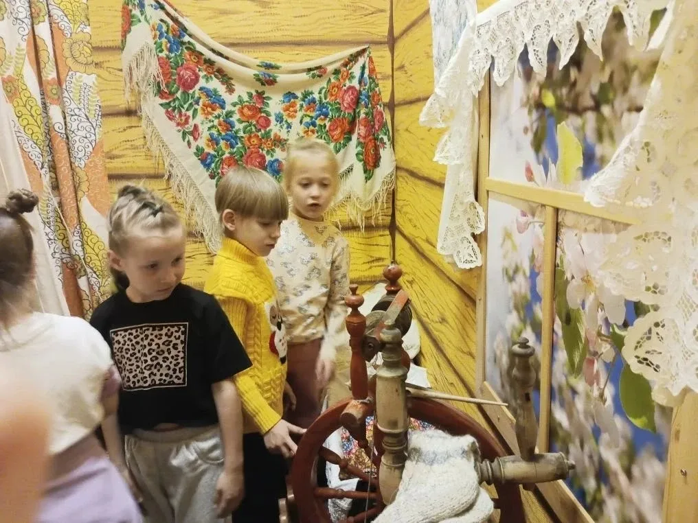 История оживает: наши ребята в музее «Горница»  🏘️12 мая ребята группы "Нескучайки" совершили увлека