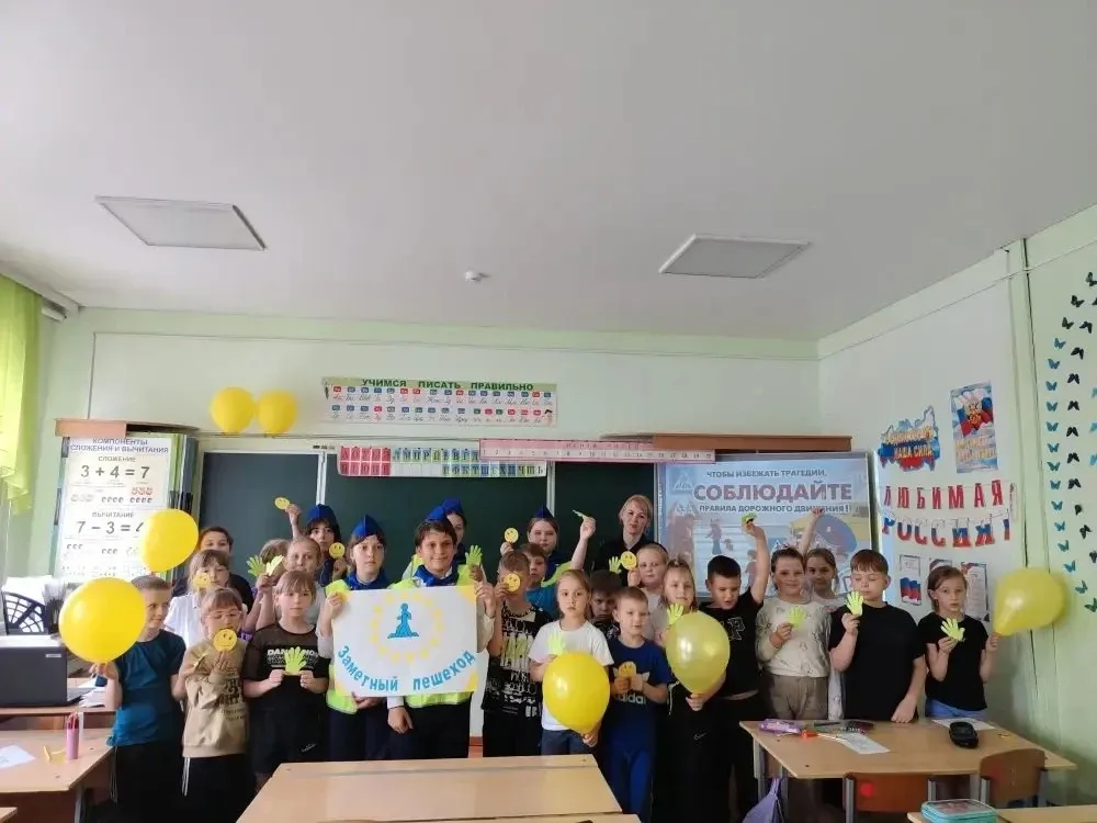 🚦 Будь заметен на дороге!  В рамках месячника безопасности дорожного движения активисты отряда ЮИД п