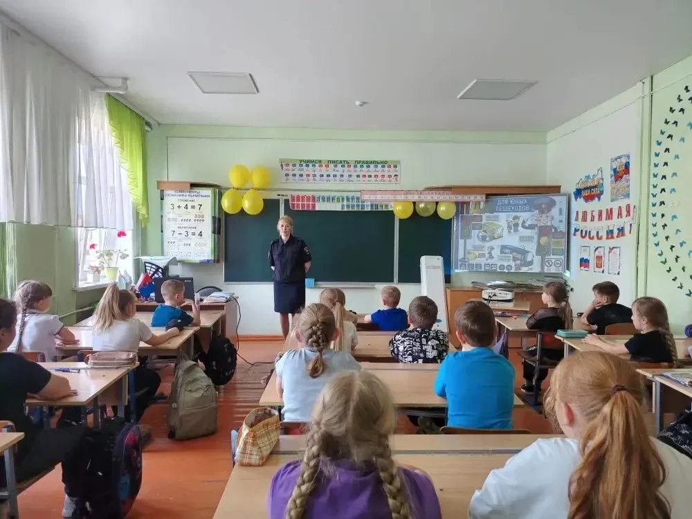 🚦 Будь заметен на дороге!  В рамках месячника безопасности дорожного движения активисты отряда ЮИД п