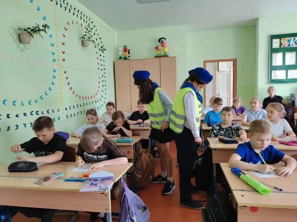 🚦 Будь заметен на дороге!  В рамках месячника безопасности дорожного движения активисты отряда ЮИД п