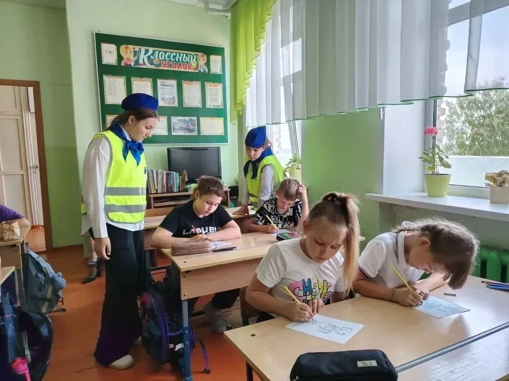 🚦 Будь заметен на дороге!  В рамках месячника безопасности дорожного движения активисты отряда ЮИД п