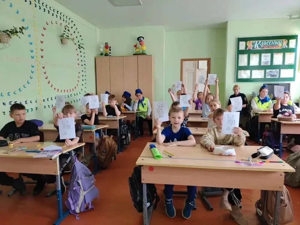 🚦 Будь заметен на дороге!  В рамках месячника безопасности дорожного движения активисты отряда ЮИД п