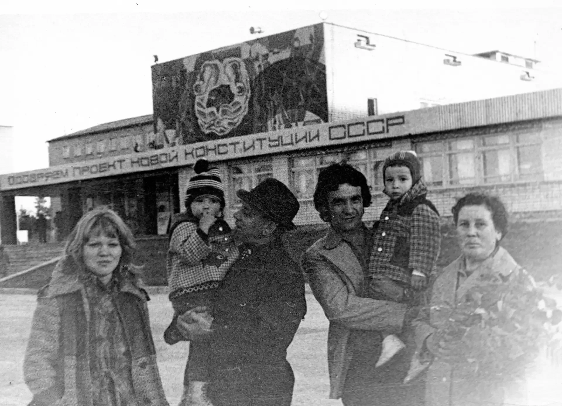 КОГДА МЫ БЫЛИ МОЛОДЫ  В начале 70-х годов молодёжь со всей страны ехала осваивать Север. Среди них —