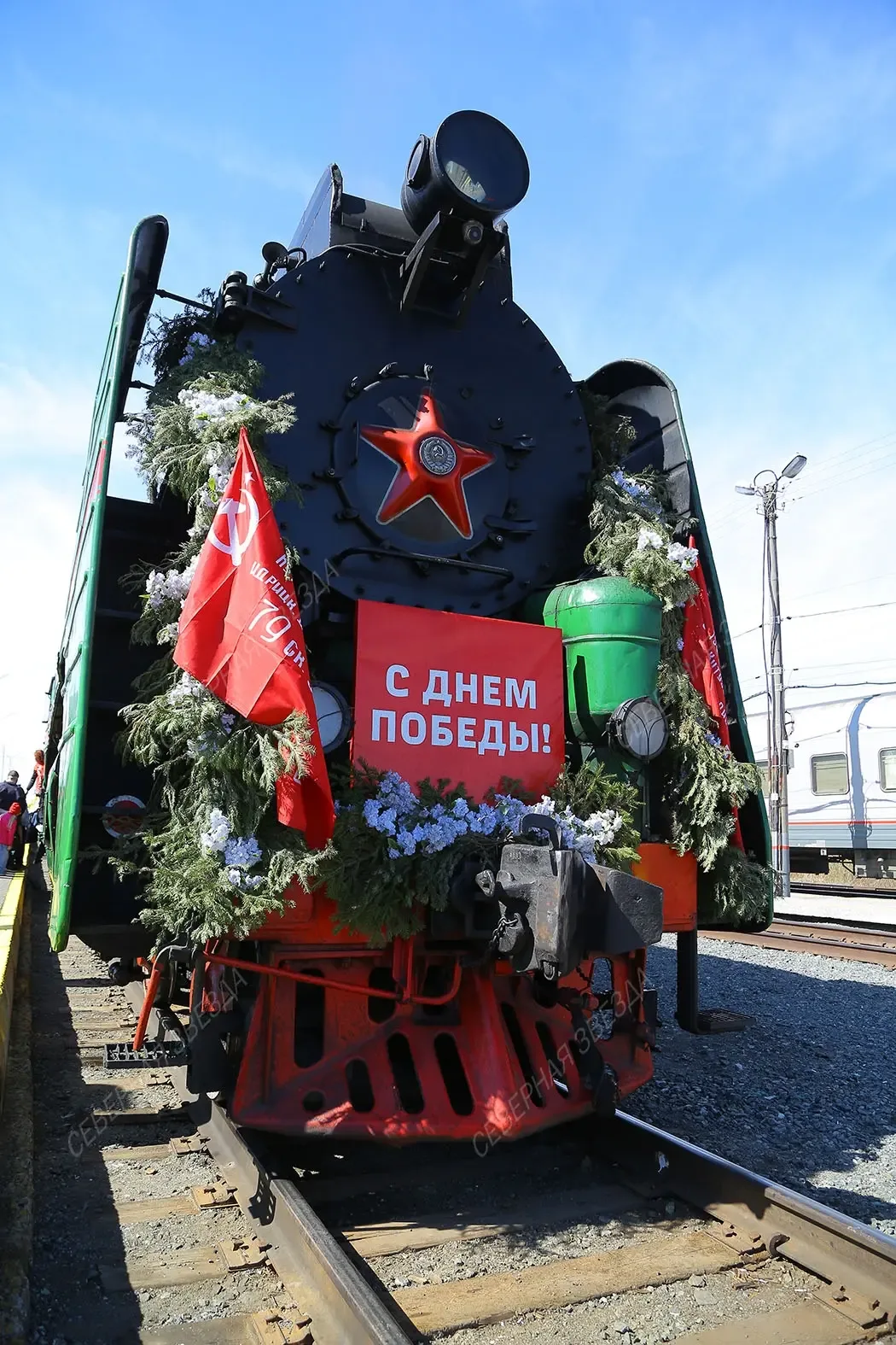 «ЭШЕЛОН ПОБЕДЫ»  19 мая к перрону станции Нижневартовск-1, возвещая о своём прибытии протяжными гудк