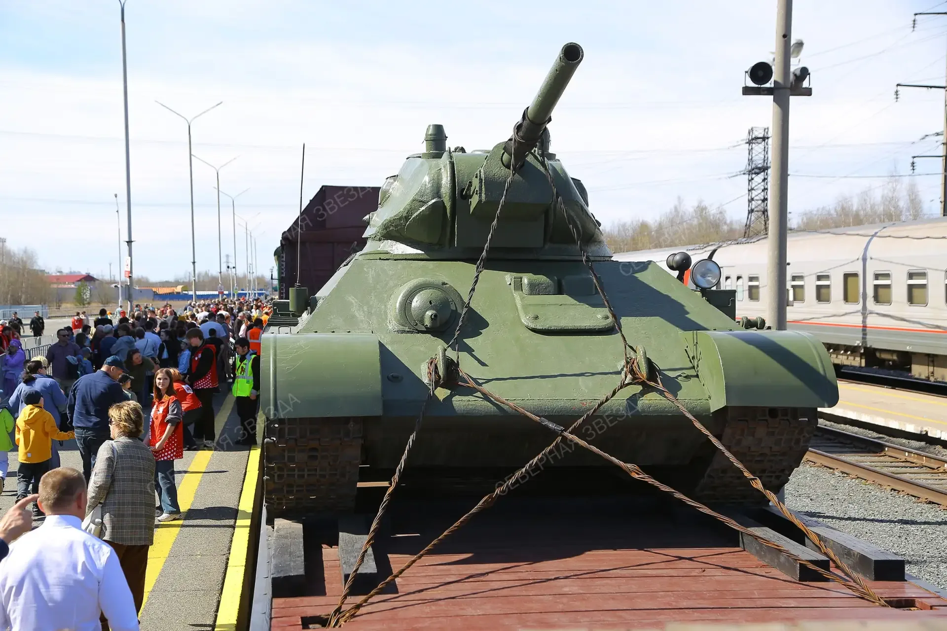 «ЭШЕЛОН ПОБЕДЫ»  19 мая к перрону станции Нижневартовск-1, возвещая о своём прибытии протяжными гудк