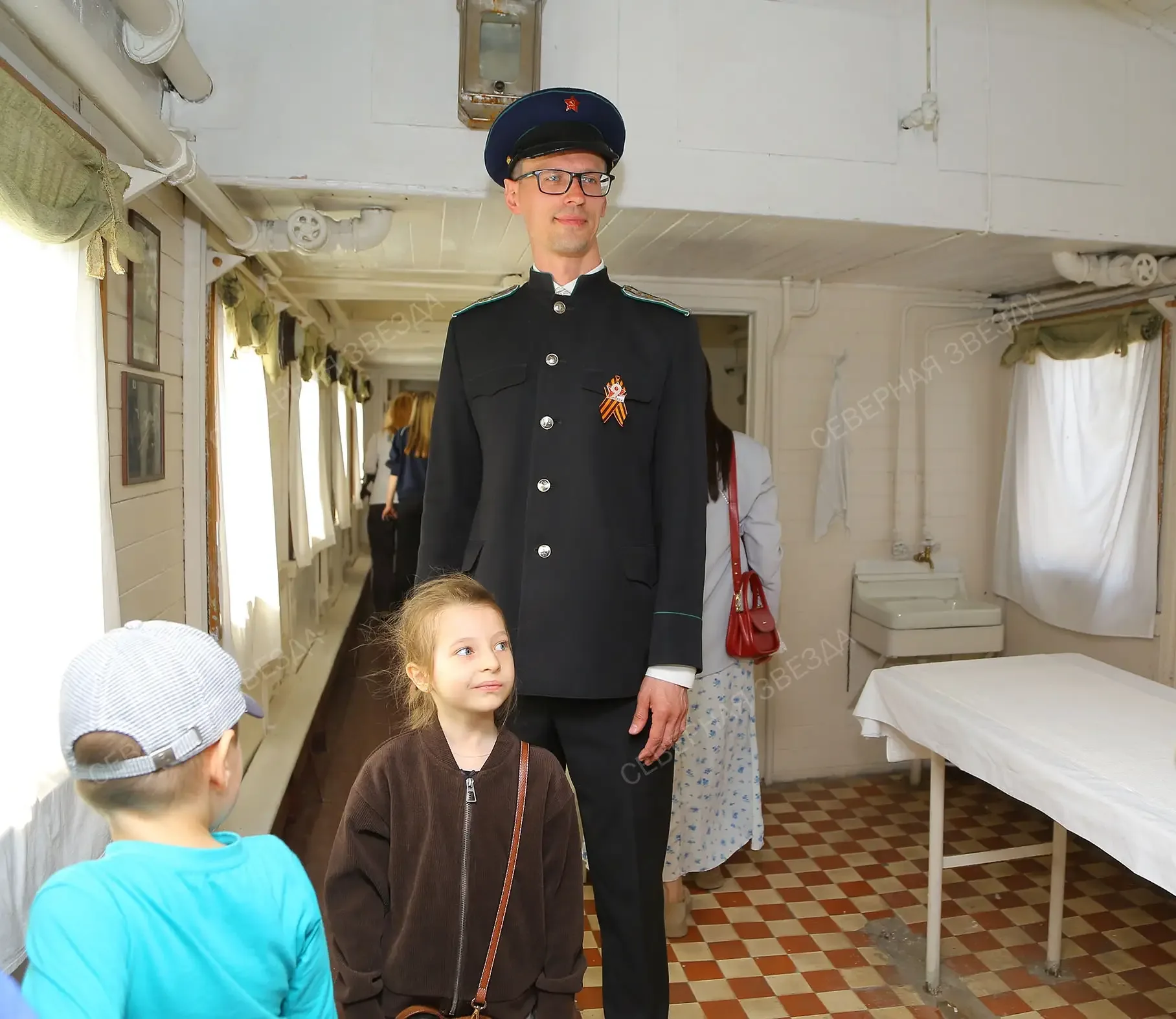 «ЭШЕЛОН ПОБЕДЫ»  19 мая к перрону станции Нижневартовск-1, возвещая о своём прибытии протяжными гудк