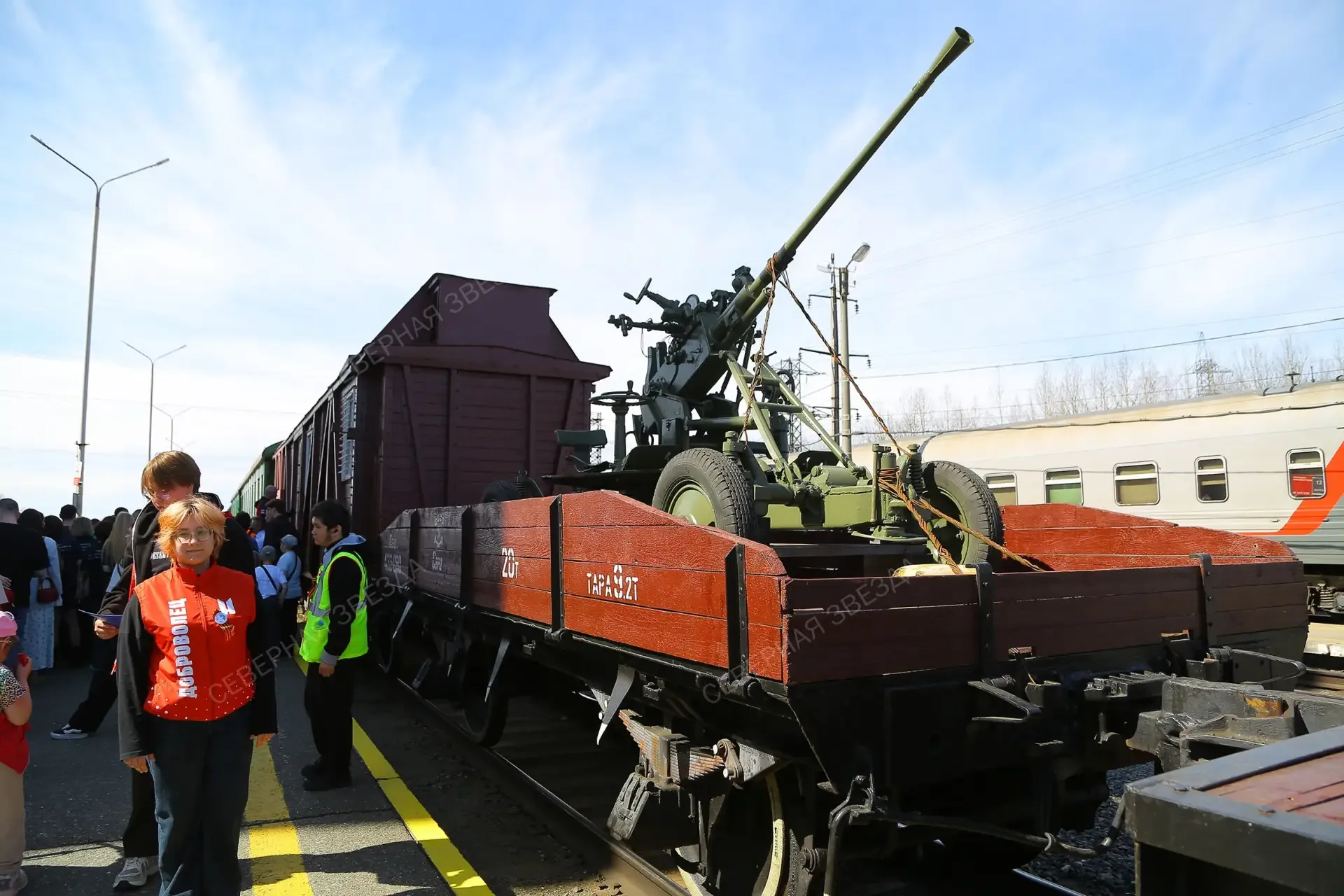 «ЭШЕЛОН ПОБЕДЫ»  19 мая к перрону станции Нижневартовск-1, возвещая о своём прибытии протяжными гудк