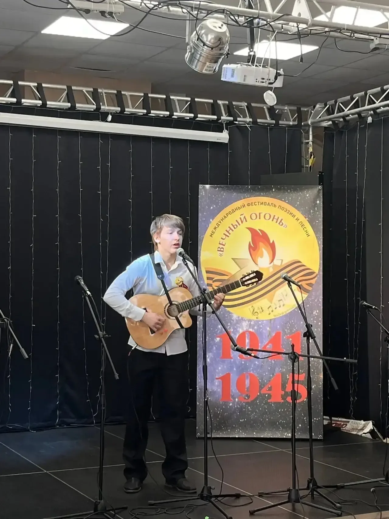 🔥 Вот это успех! 🔥  Наш Виктор Лобанов, ученик 9 «Н», зажёг на XI Международном фестивале поэзии и п