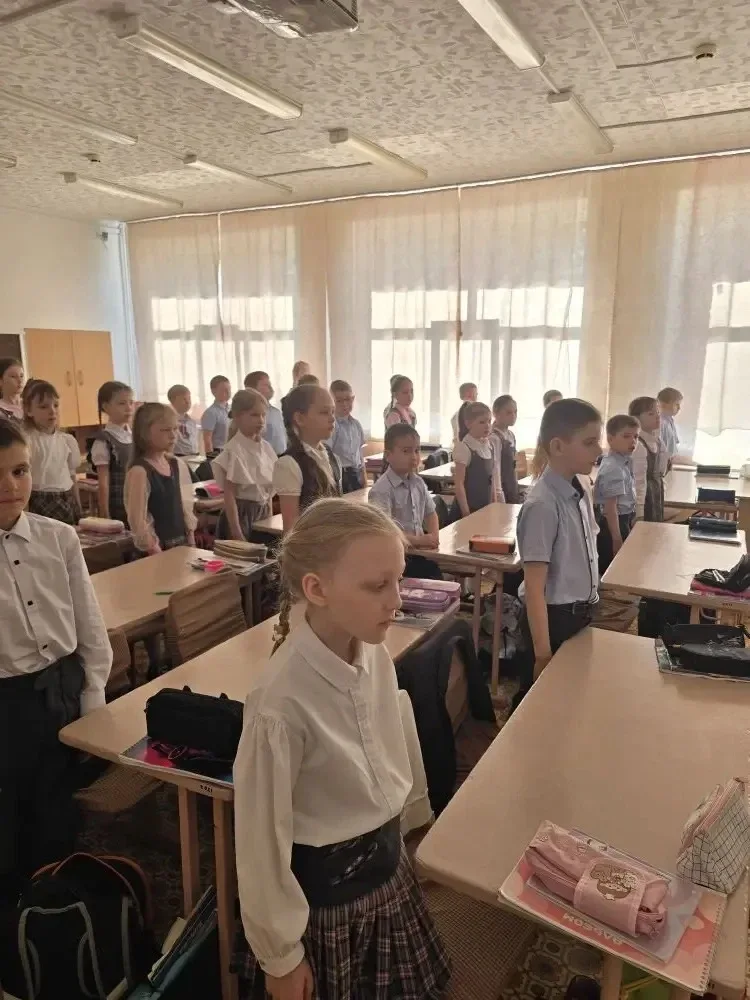 8 мая в СОШ № 7 учебный день начался с радиолинейки «Поклонимся великим тем годам». Это торжественно