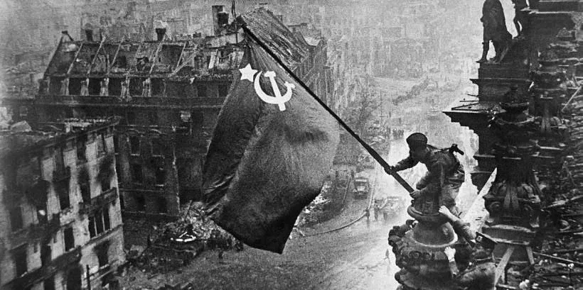 🎖Ранним утром 1 мая 1945 года сержант Михаил Егоров и младший сержант Мелитон Кантария при поддержке