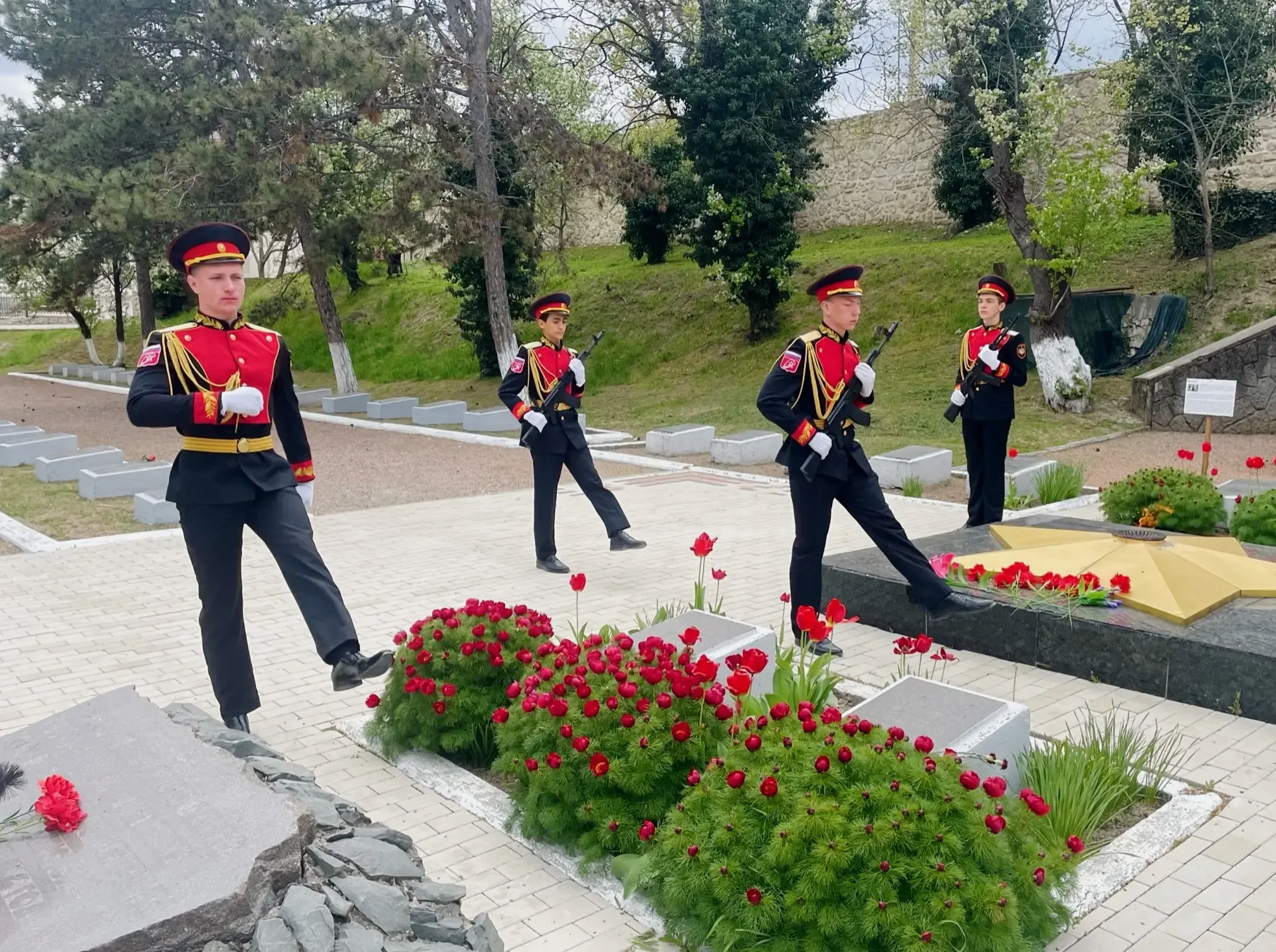 СВЯЩЕННЫЙ ДОЛГ ПАМЯТИ: СОКОЛ НА ПОСТУ №1  🇷🇺Юнармейский отряд «Сокол» с гордостью принимает участие 